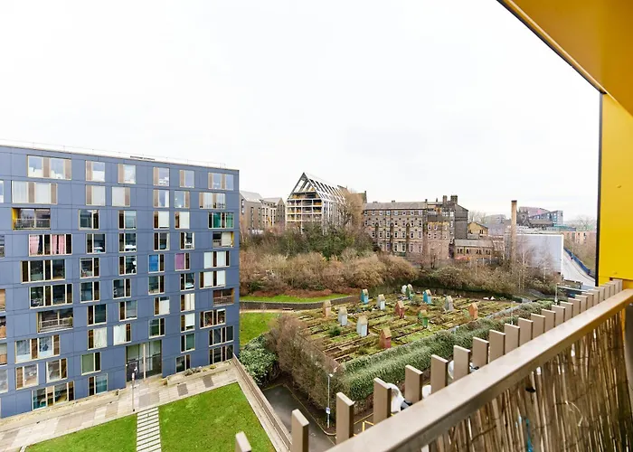 Luxury Centre Flat With Free Parking *