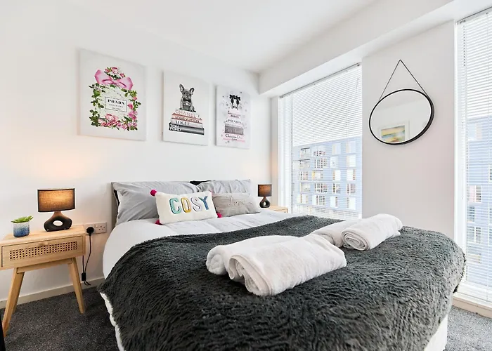 Апартаменти Luxury Centre Flat With Free Parking *