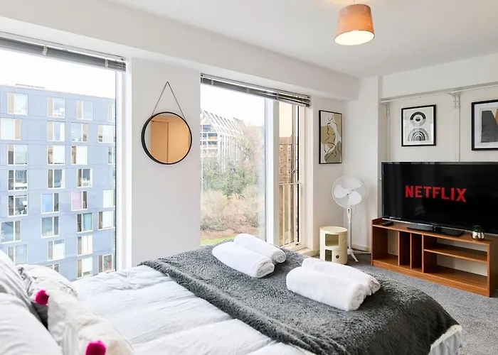 Luxury Centre Flat With Free Parking Апартаменти *