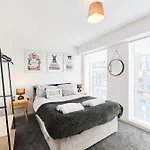 Luxury Centre Flat With Free Parking דירה *