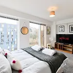 Luxury Centre Flat With Free Parking דירה *