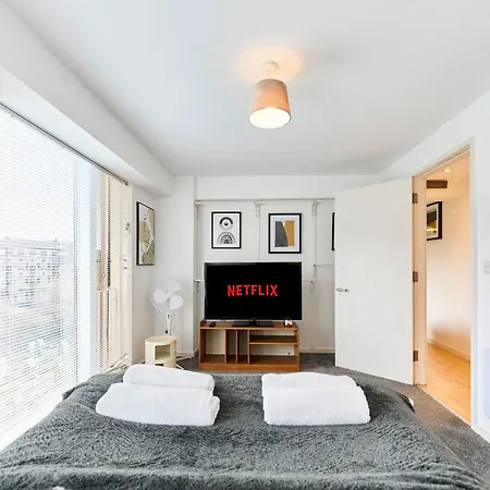 Luxury Centre Flat With Free Parking דירה *
